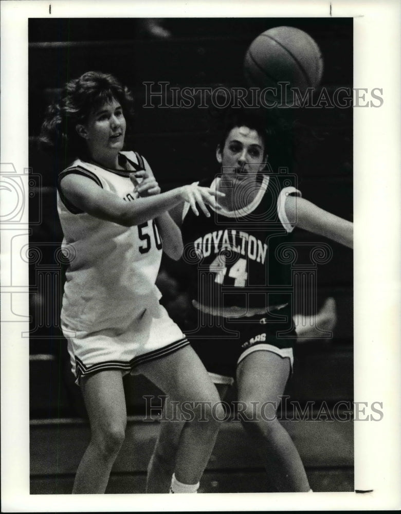 1991 Press Photo Amy Kneiss-Avon Lake vs North Royalton Laura Vavro-basketball- Historic Images