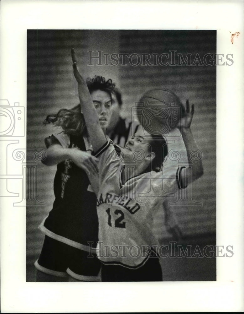 Press Photo North&#39;s Debbie McKinnie passes over Garfield&#39;s Karie Wilson - Historic Images