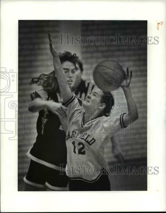 Press Photo North's Debbie McKinnie passes over Garfield's Karie Wilson - Historic Images