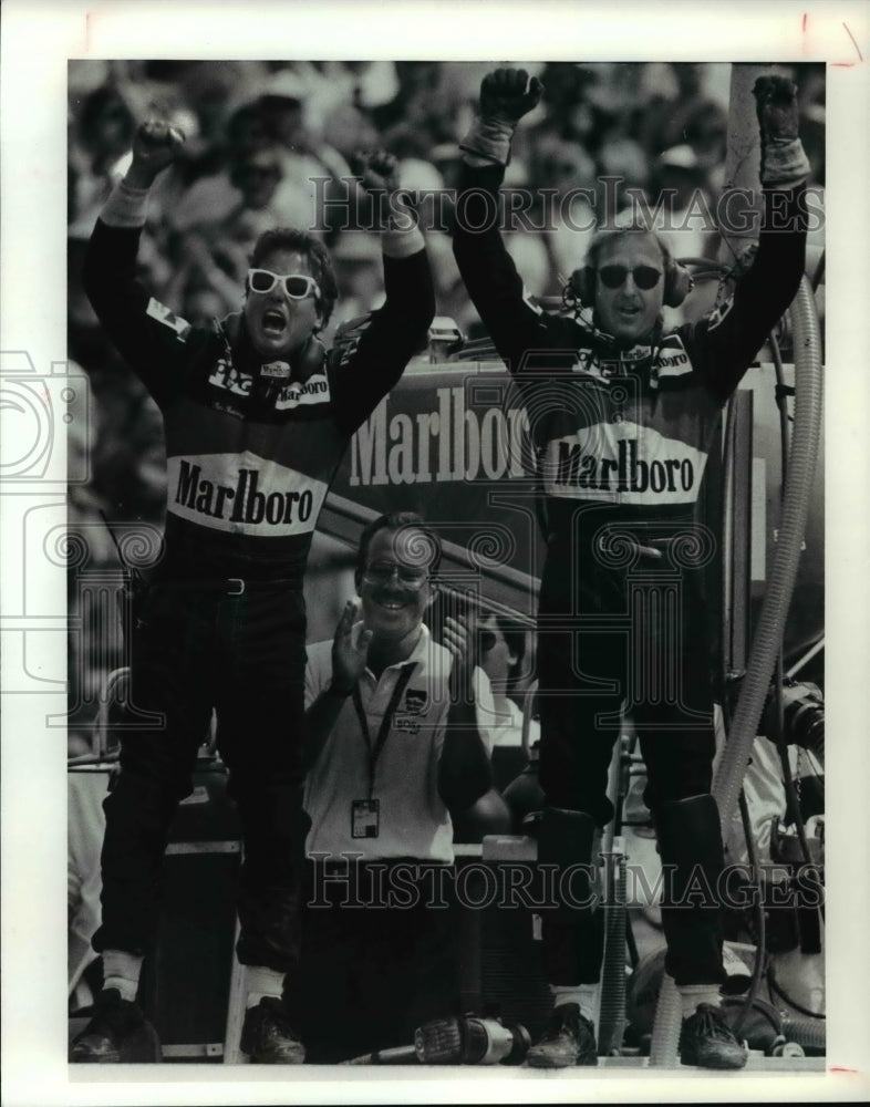 1990 Press Photo Danny Sullivan/s crew celebrates on the pit wall - cvb44981 - Historic Images