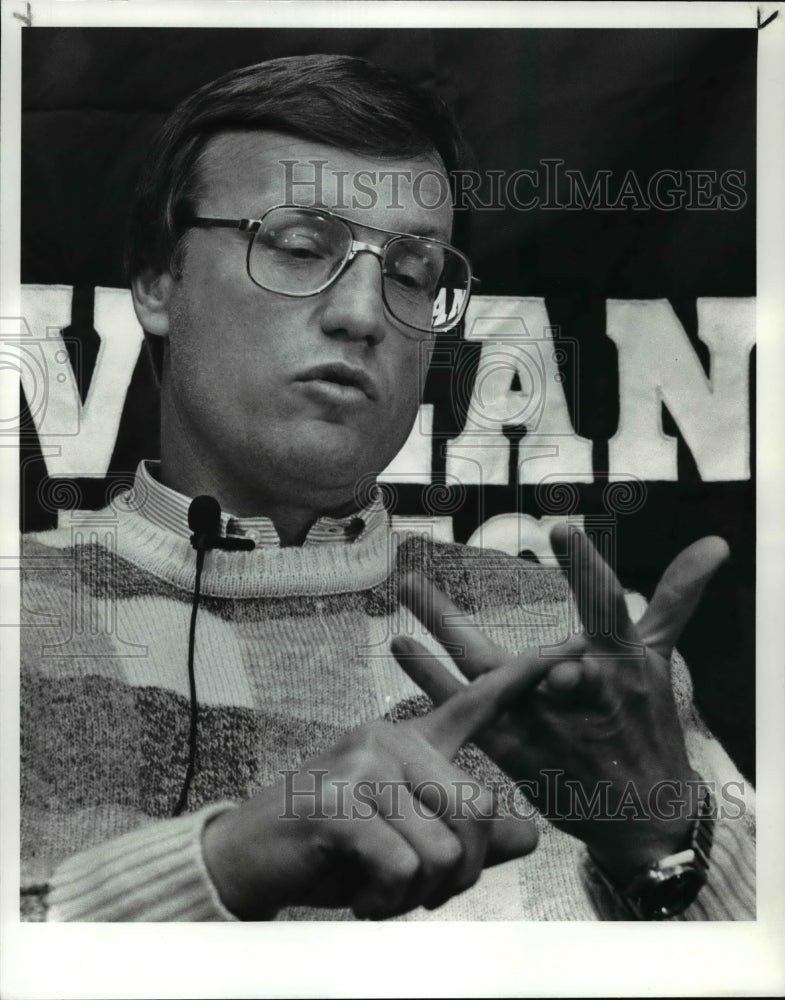 1985 Press Photo Coach Marty Schttenheimer talks about the Browns season - Historic Images