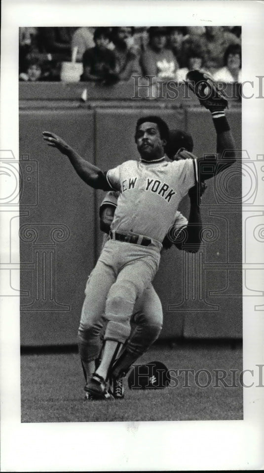 1985 Press Photo Billy Sample is injured as he collides with teammate - Historic Images