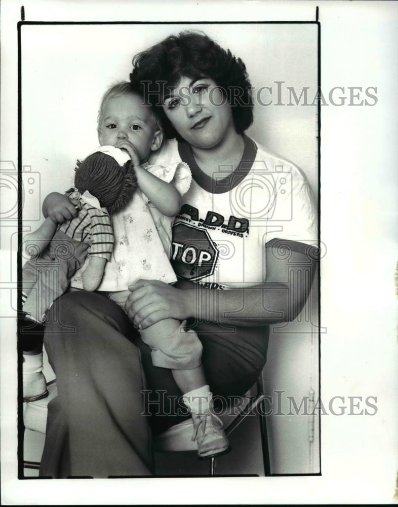 1982 Press Photo Deborah Gerrick of Mothers Against Drunk Drivers with Desiree - Historic Images