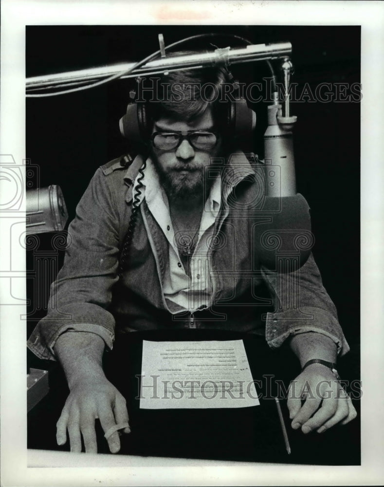 1980 Press Photo Rex Humbard at Charles Perry translating show into Portugese - Historic Images