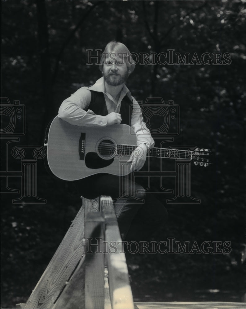 1985 Press Photo Bruce Jay holding his guitar - cvb45258 - Historic Images