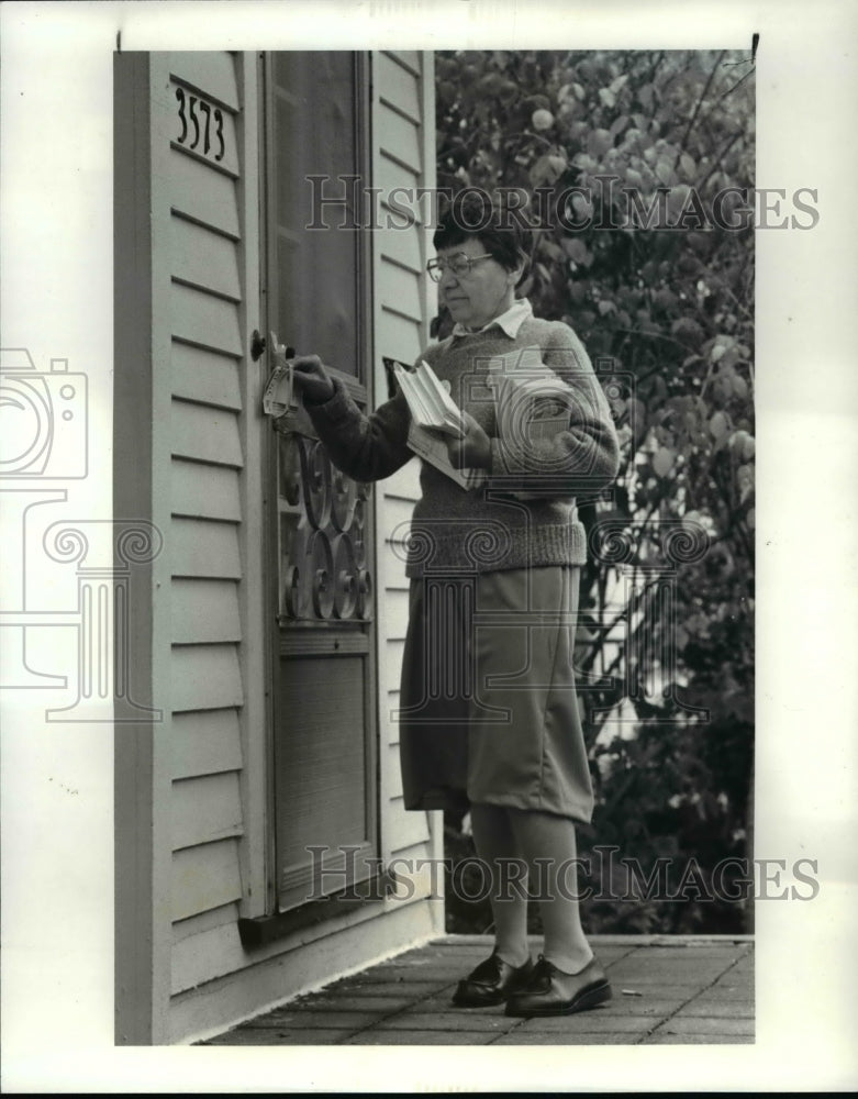 1984, Blanche Livingstone delivering Mary Boyle-Mondale Ferraro flyer - Historic Images