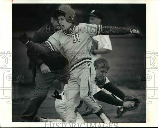 1991 Press Photo Hawken MacCracken tries to slip past the tag at home plate - Historic Images