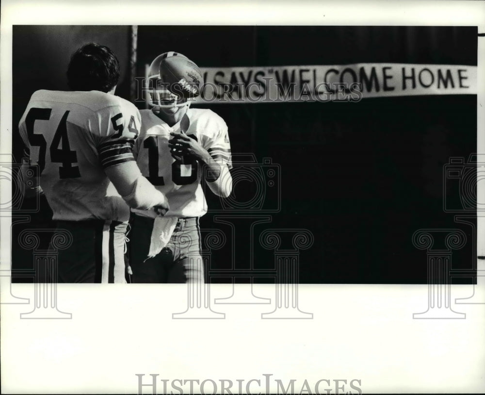 1982 Press Photo Paul McDonald, 18, & Tom Deleone, 54, joke before practice - Historic Images