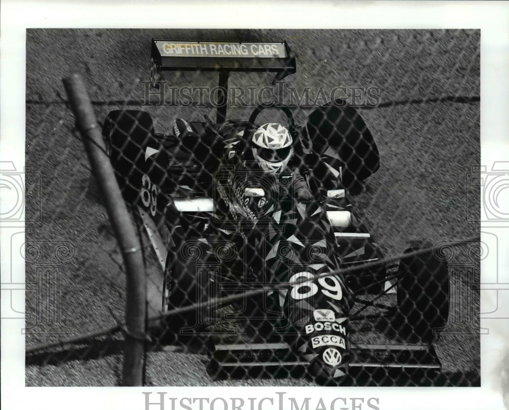 1987 Press Photo Matt McBrides Car hit the wall in the super vee race - Historic Images