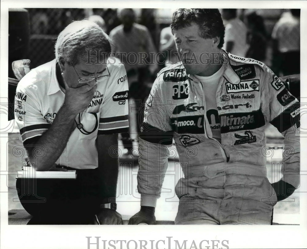 1988 Press Photo Mario Andretti and his Chief Engineer Talks Things Over- Historic Images