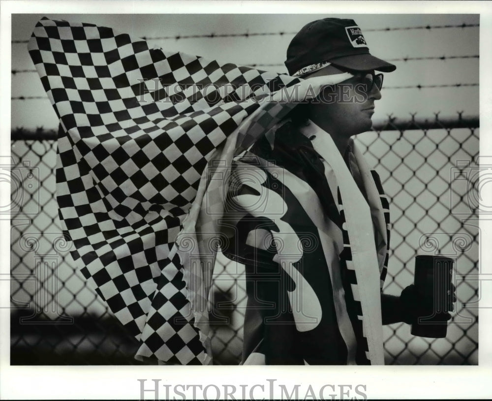 1989 Press Photo John James Laseak of Cleveland walks to his car after the race. - Historic Images