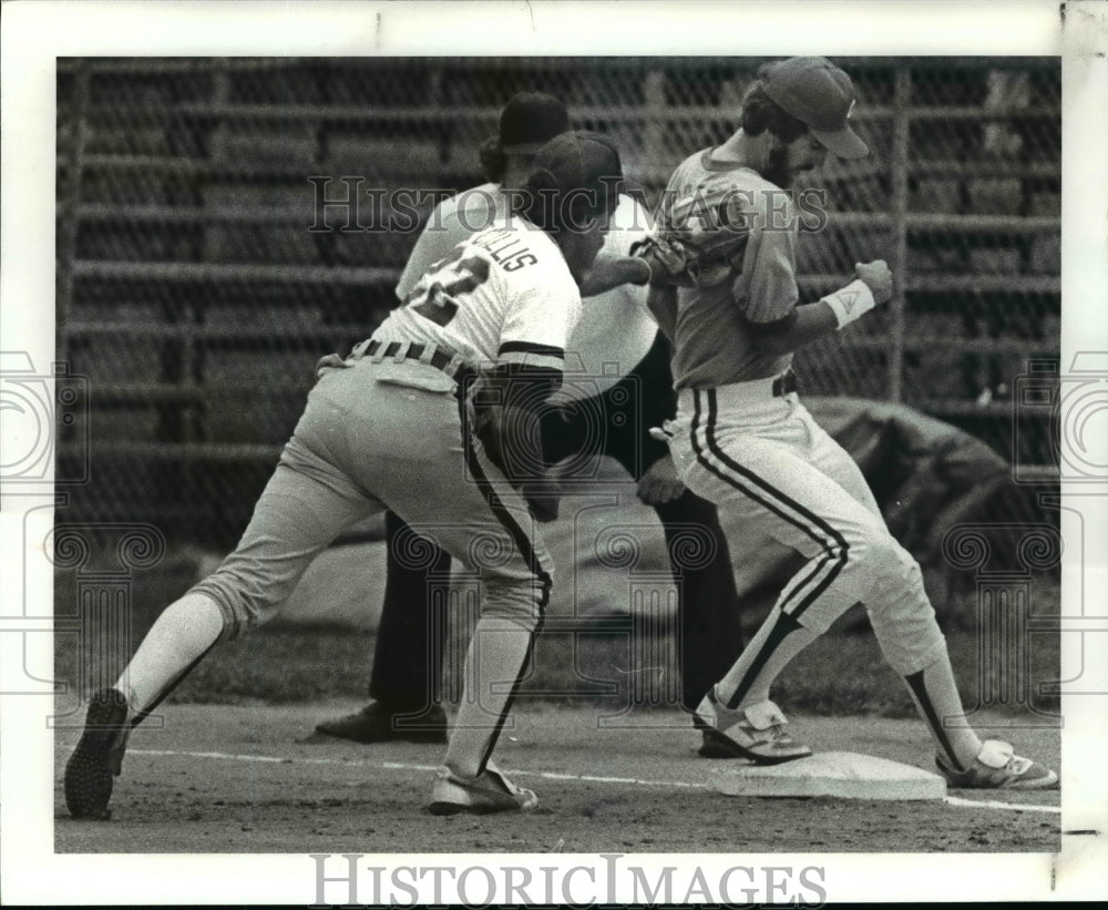 1982 Press Photo Competitors #4 Wright beats the throw to first - cvb45533 - Historic Images