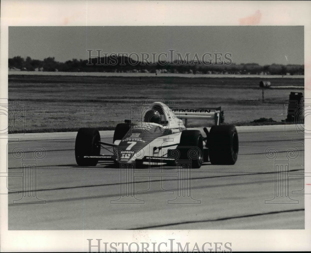 1991 Press Photo The winning car no. 7 of Mark Smith, gets the checkered flag. - Historic Images