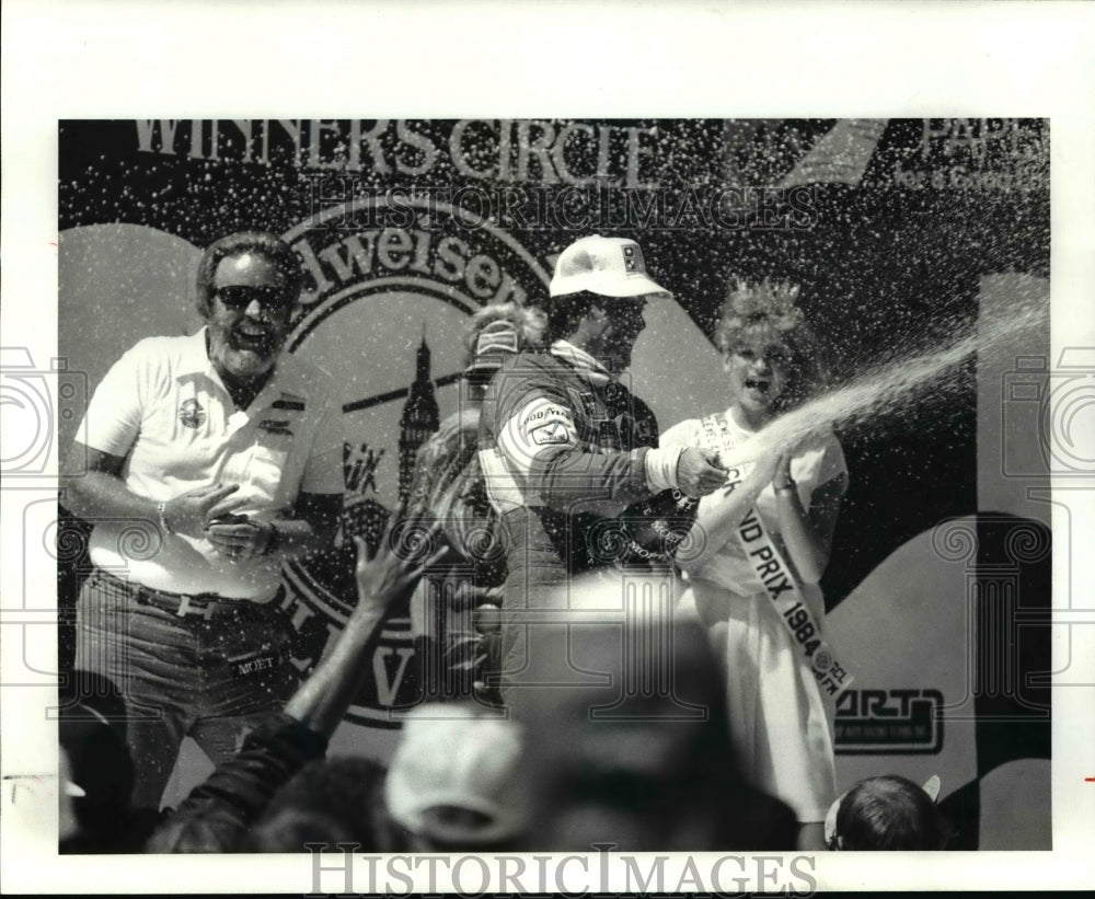 1984 Press Photo Winner sprays the crowd in the winner circle with champagne - Historic Images