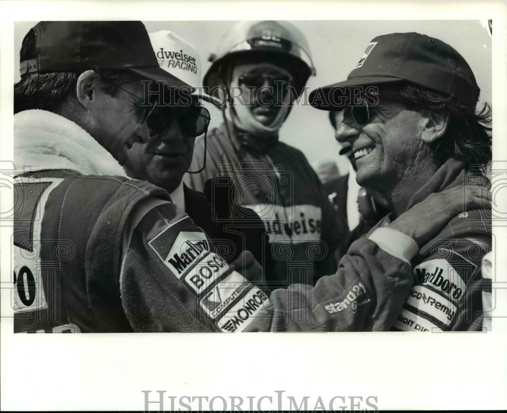 1990 Press Photo Emerson Fittipladi and Danny Sullivan congratulate each other- Historic Images