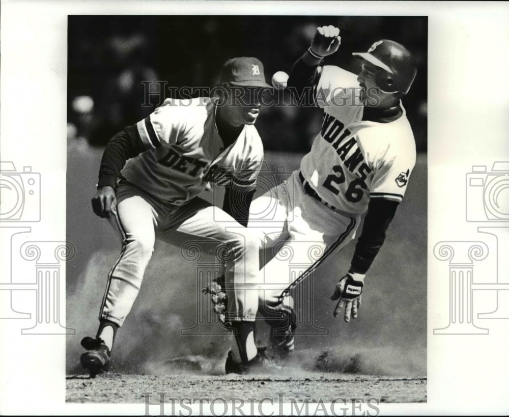 1986 Press Photo Indians Brook Jacoby slides into second base - cvb45649 - Historic Images