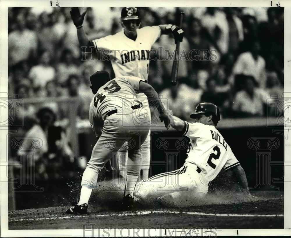 1987 Press Photo: Cleveland Indians Vs Boston Red Sox - Butler Scores - Historic Images