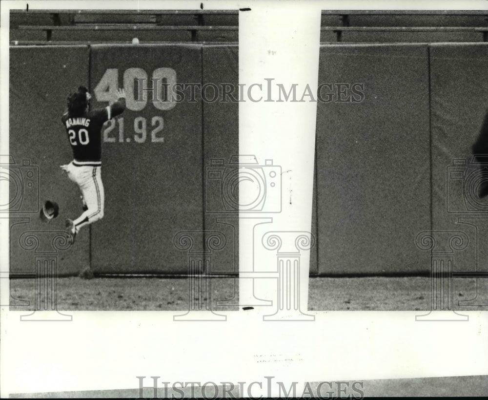 Press Photo Baseball player-Rick Manning leaps against the outfield fence- Historic Images