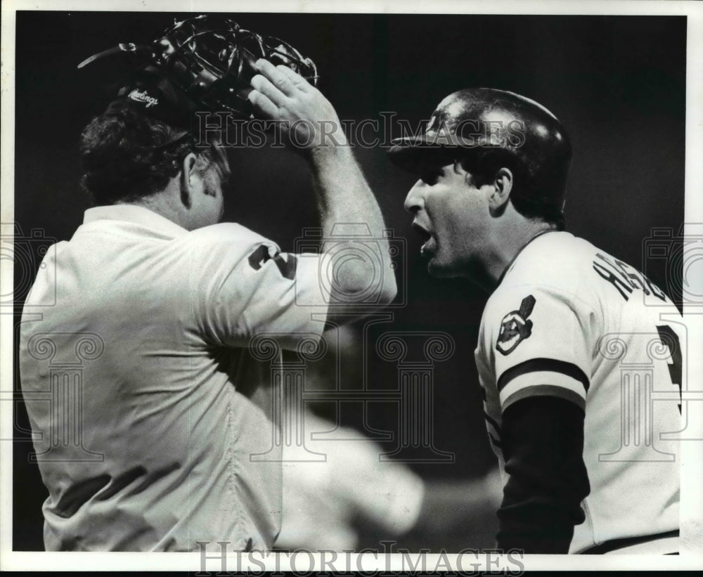 1982 Press Photo Baseball player Ron Hassey and umpire Robert Ford - cvb45687 - Historic Images