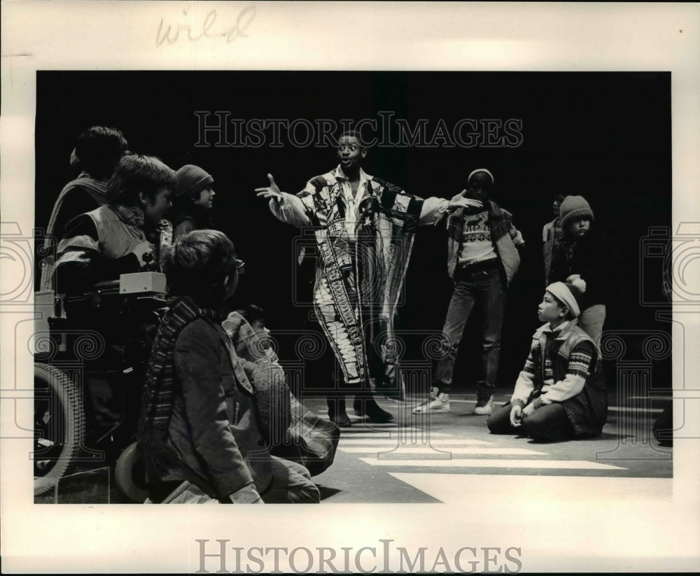 1986 Press Photo Ennis Smith & children at Take One Step play scene - cvb45696 - Historic Images