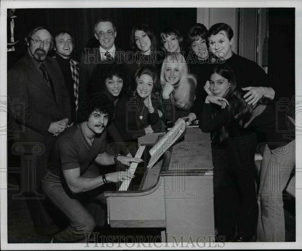 1974 Press Photo The cast of Stop the World enjoys a musical interlude - Historic Images