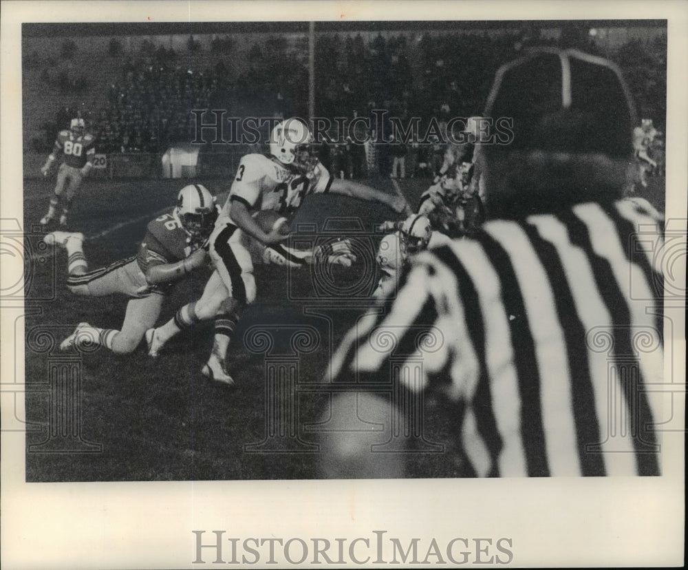 1976 Press Photo Mark Thompson Tackles Mark Horvath After 5 Yard Gain - Historic Images