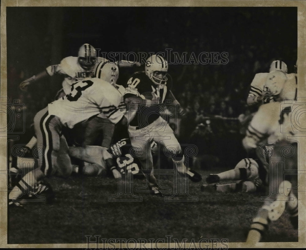 1973 Press Photo Steve Schmitz Slips off Tackle as Chuck Carpenter Closes In - Historic Images