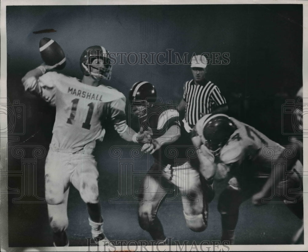 1969 Press Photo John Marshall quarterback Ron Cowie vs St. Ignatius player - Historic Images
