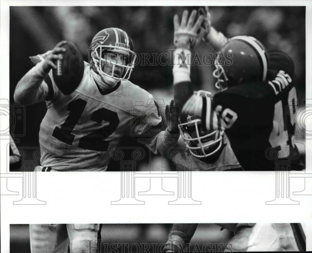1990 Press Photo Robert Lyons pressures Jim Kelly on the last drive of the game - Historic Images