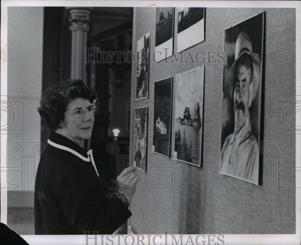 1970 Mrs. R. Livingston Ireland at an art exhibit-Historic Images