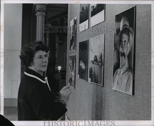 1970 Mrs. R. Livingston Ireland at an art exhibit-Historic Images