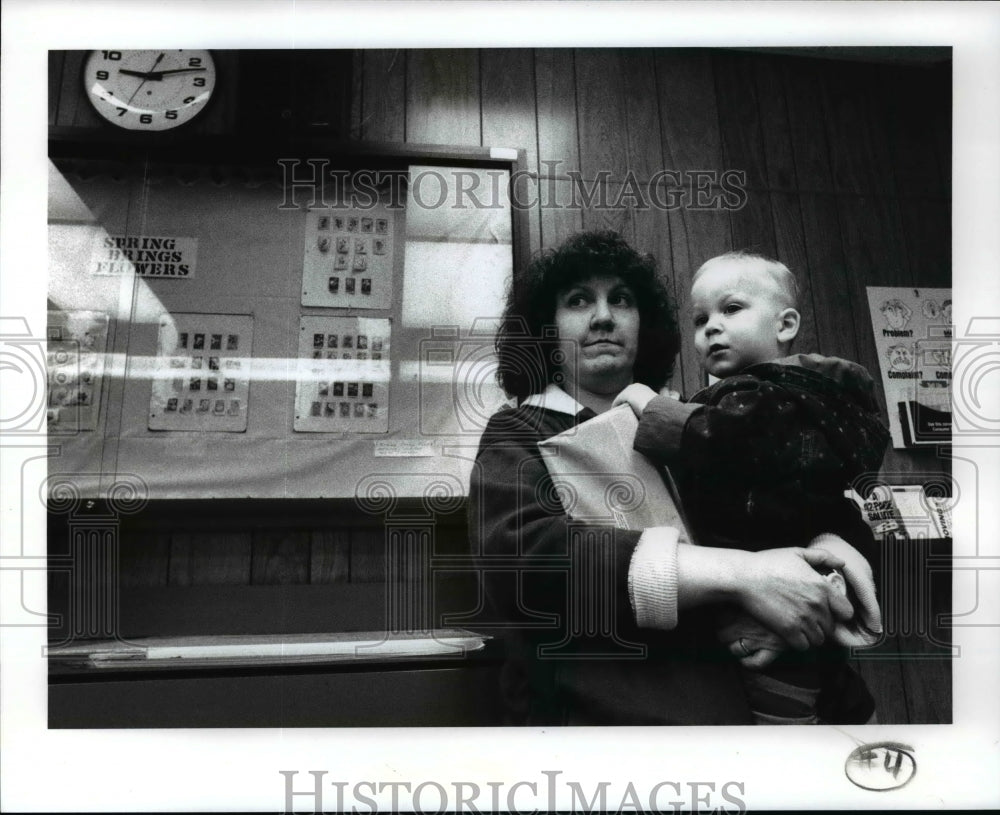 1994 Press Photo Anita swings by the post office to mail her mother - cvb45809 - Historic Images