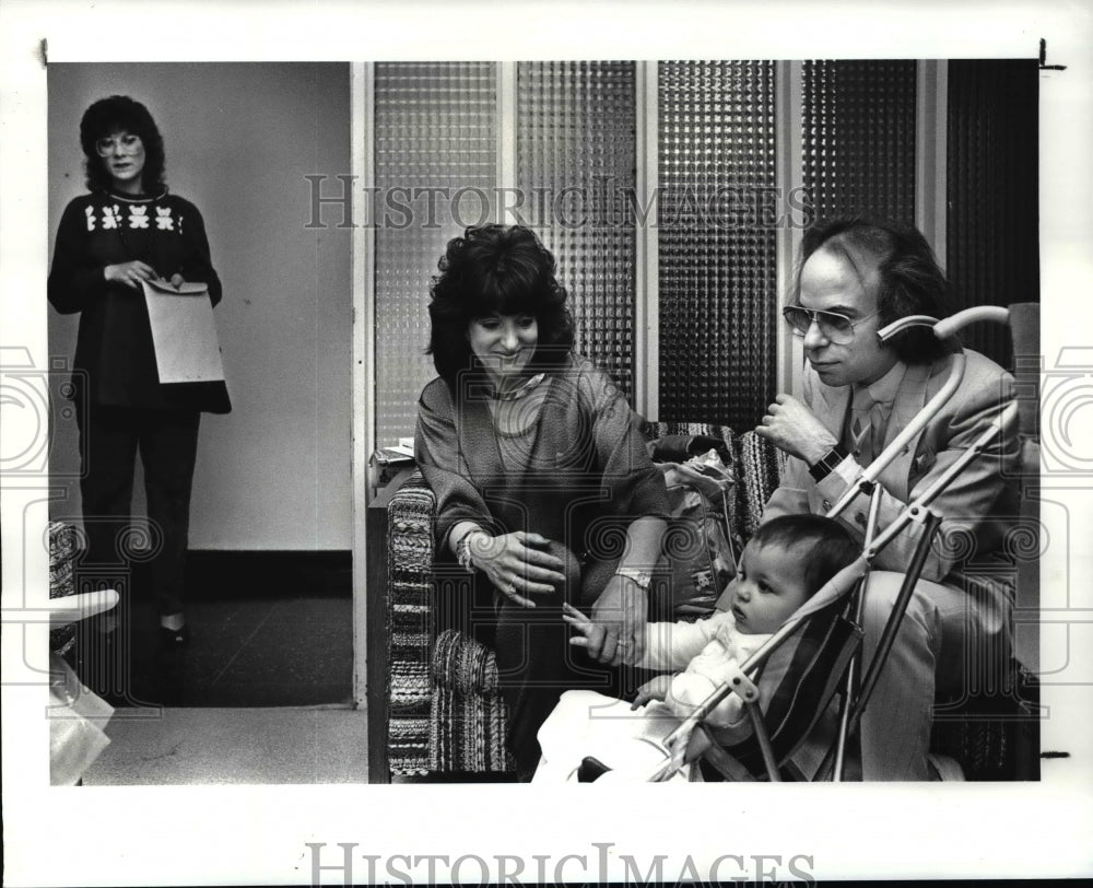 1987 Press Photo Shannin Boff, surrogate mother looks on from hallway - Historic Images