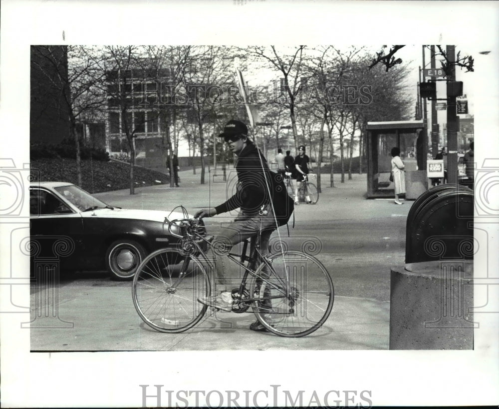 1987 Press Photo Bicycle messenger in action-Richard Courtney - cvb45824 - Historic Images