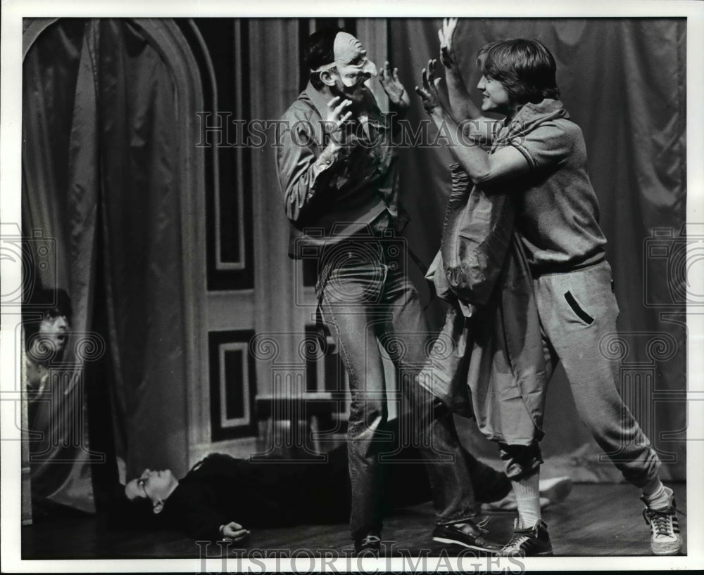 1987 Press Photo Pantalone recoil from the demented Pierrot 2 as they stand over - Historic Images