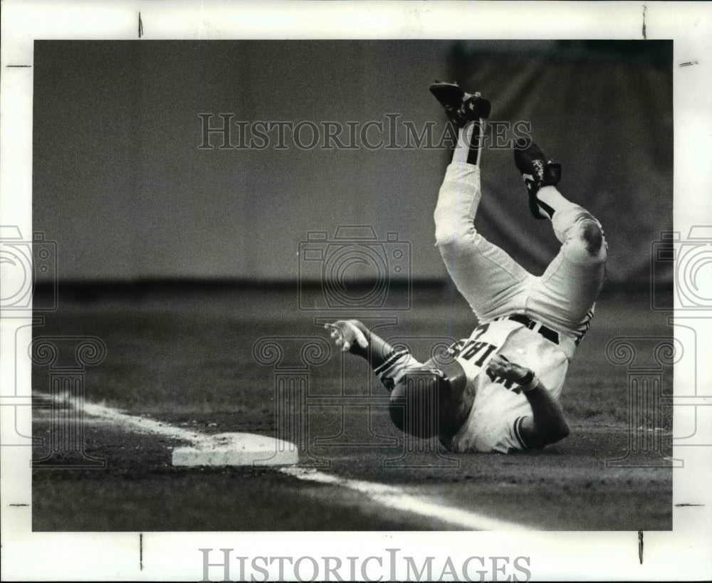 1987 Press Photo Indians Butler safe at 1st base in the first inning - cvb45872 - Historic Images