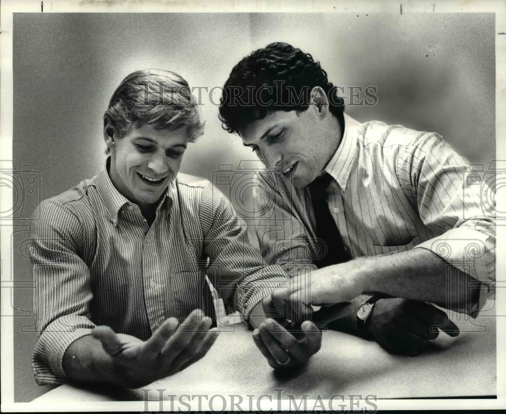 1984 Press Photo Peter Vidmar, Olympic Gold Medal winner, shows Steve Young - Historic Images