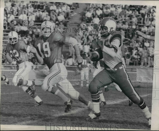 1970 Shaw's Derl Thomas vs Bob Nathanson and Terry Curtain-football-Historic Images