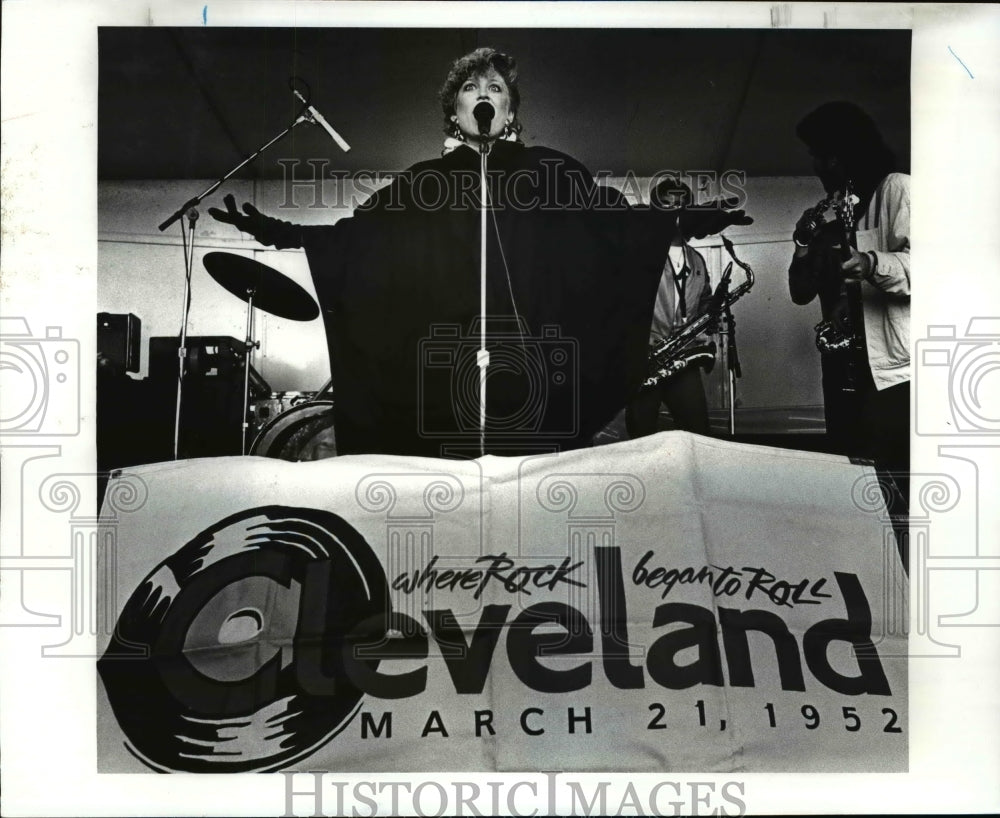 1987 Press Photo Kim Kristen singer for the &quot;The Motion&quot; belts out a song - Historic Images