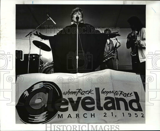 1987 Press Photo Kim Kristen singer for the "The Motion" belts out a song - Historic Images
