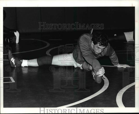 1991 Press Photo Hawkin School Wrestler, Stacy Behrens, does stretching exercise - Historic Images