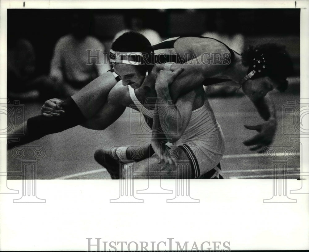 1990 Press Photo Harold Hipps of South Willoughby spins Nicks Conti of Chardon - Historic Images