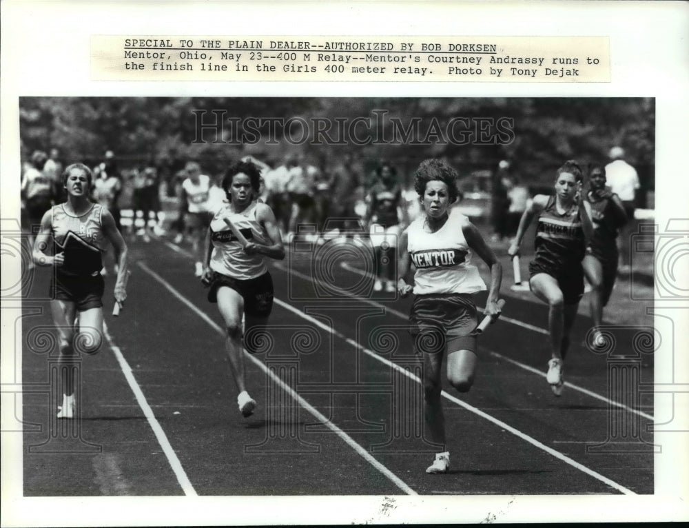 Press Photo Mentor, Ohio, May 23, 400 M Relay, Mentor&#39;s Courtney Andrassy runs - Historic Images