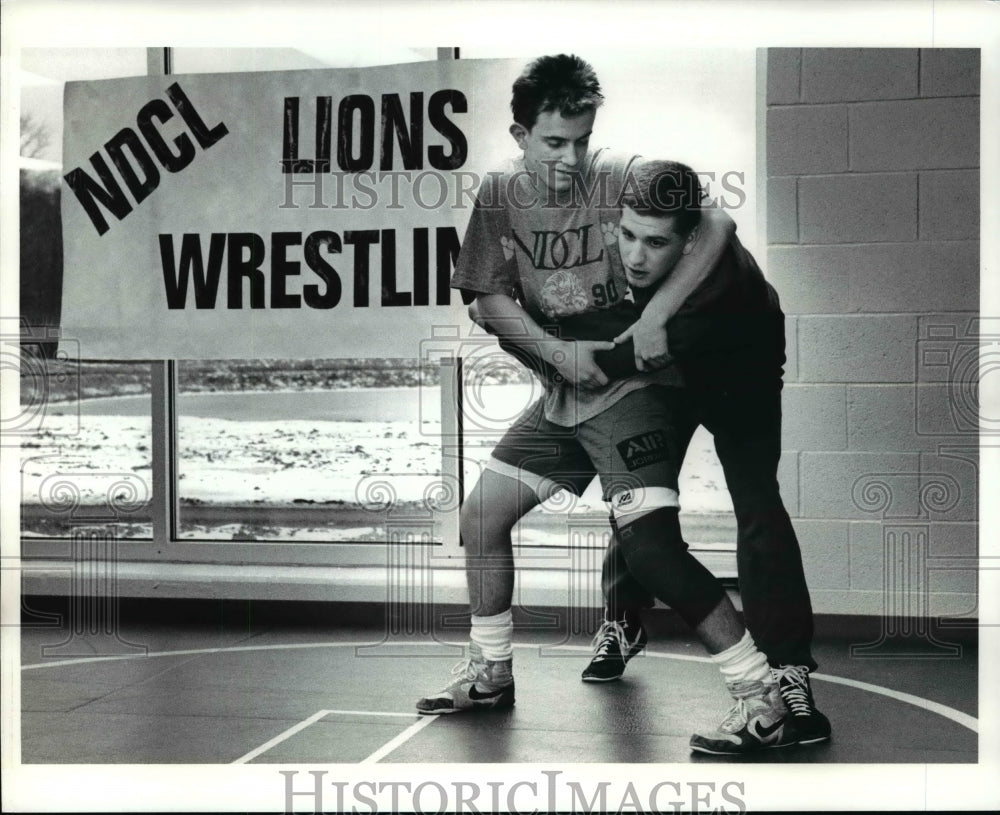 1991 Press Photo Wrestler Tony and Doug Brunton of Notre Dame Cathedral Latin - Historic Images