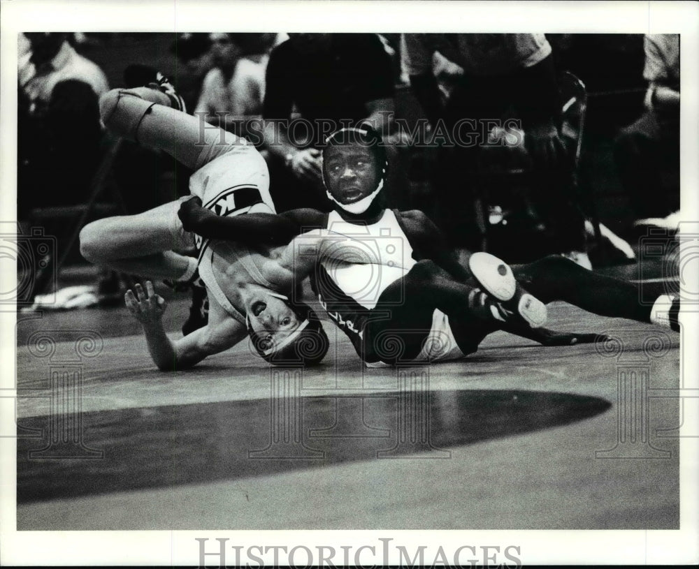 1991 Press Photo Anthony Horton stands Mike Pugh at the Wrestling Championship - Historic Images