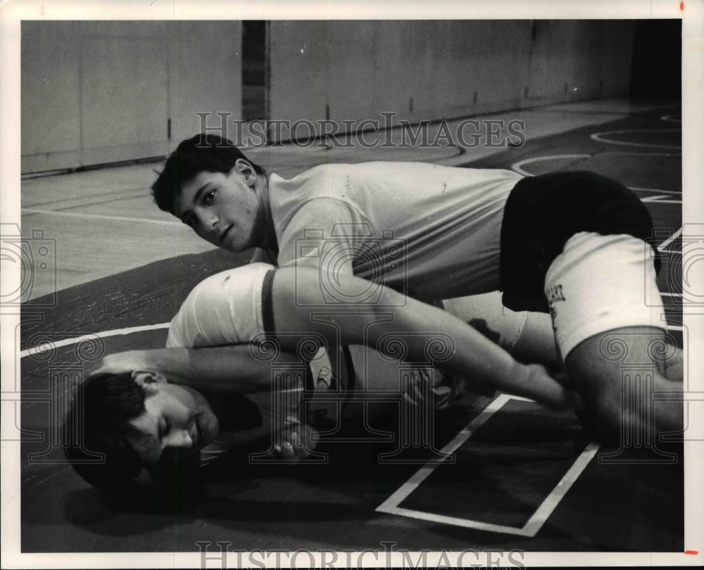 1990 Press Photo Don Klimkowski and Seth J. Houston practice at Avon Lake High - Historic Images