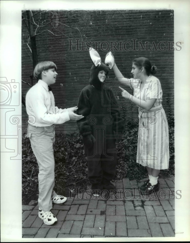 1997 Press Photo J.R. Shaw in &quot;The Velvetten Rabbit,&quot; at Beck Center in Ohio. - Historic Images