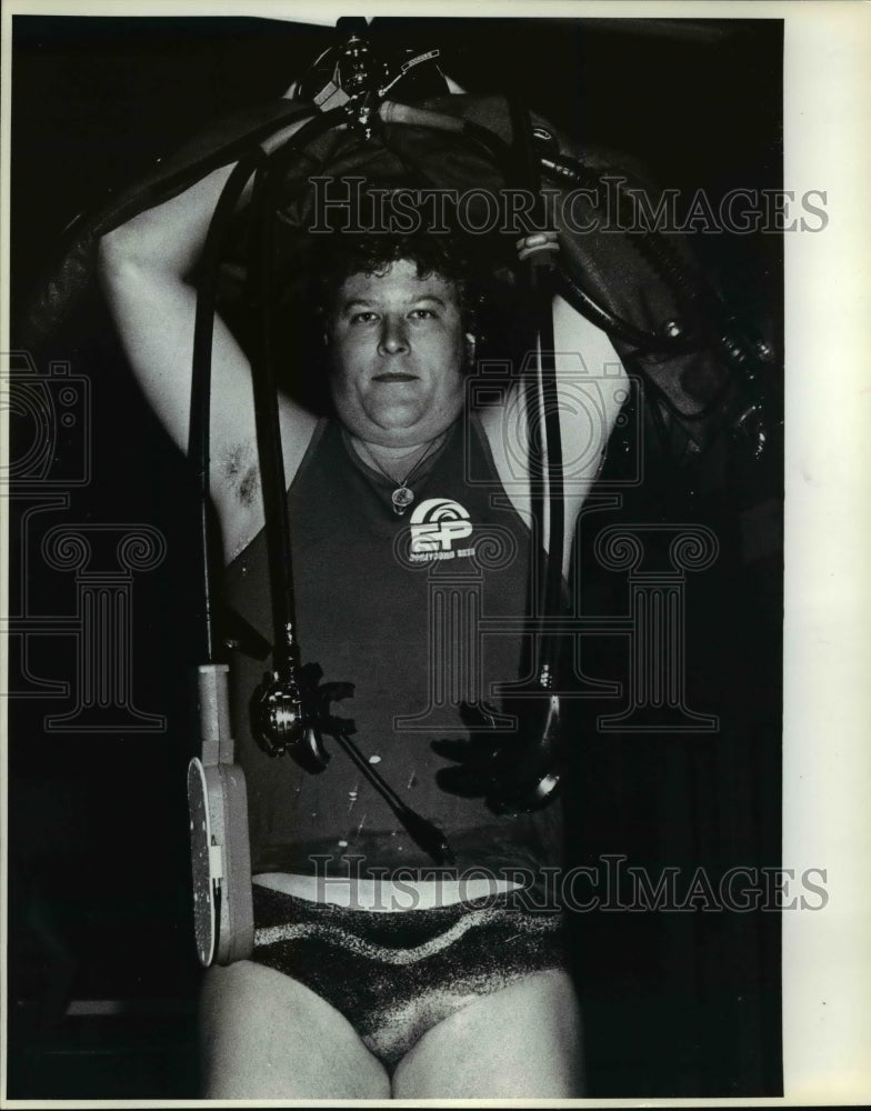 Press Photo The easiest way to put on scuba gear is over the head - cvb46139 - Historic Images