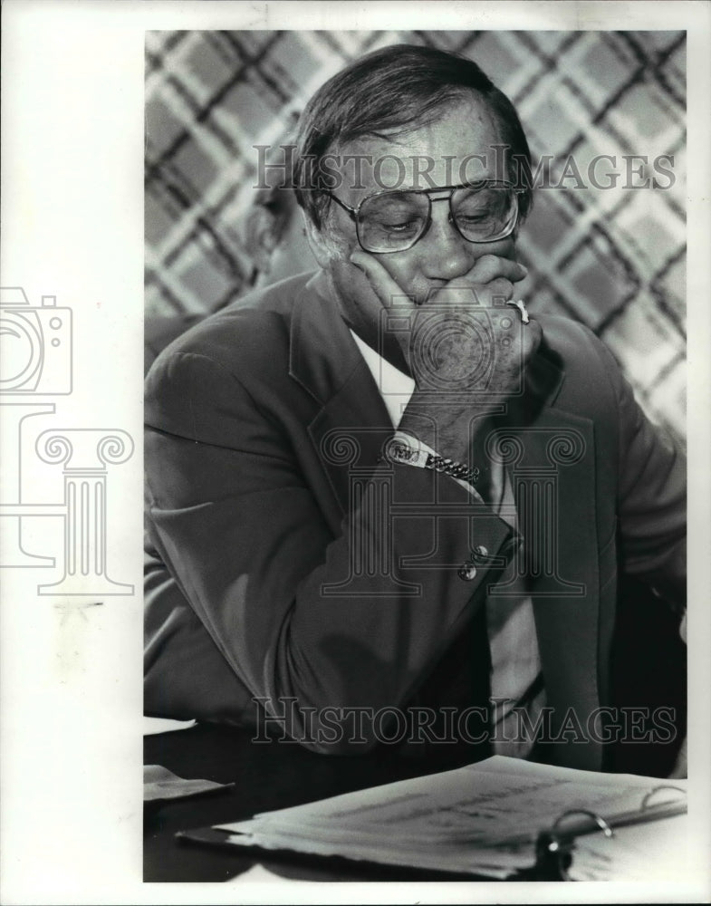 1982 Press Photo Cleveland Cavaliers owner Ted Stepien thinks about the draft - Historic Images