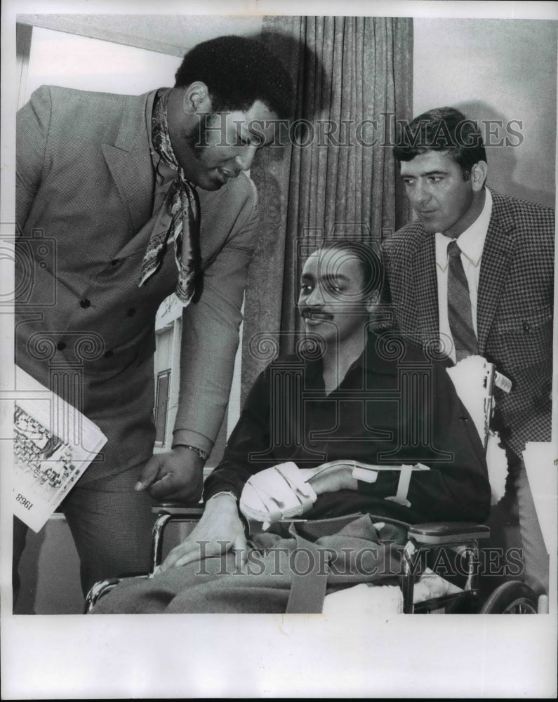 1969 Cleveland Browns visit U.A. Hospital.-Historic Images